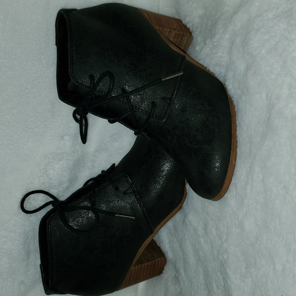 Tom's lace bootie - sz 6